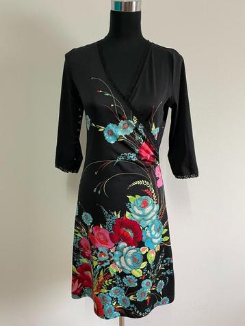 J295 - Zwarte King Louie jurk met bloemen print maat S (1) beschikbaar voor biedingen