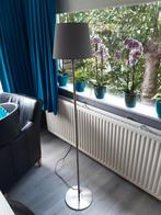 Staande lamp zilver kleur met grijze lampen kap, Huis en Inrichting, Lampen | Vloerlampen, Ophalen, Zo goed als nieuw