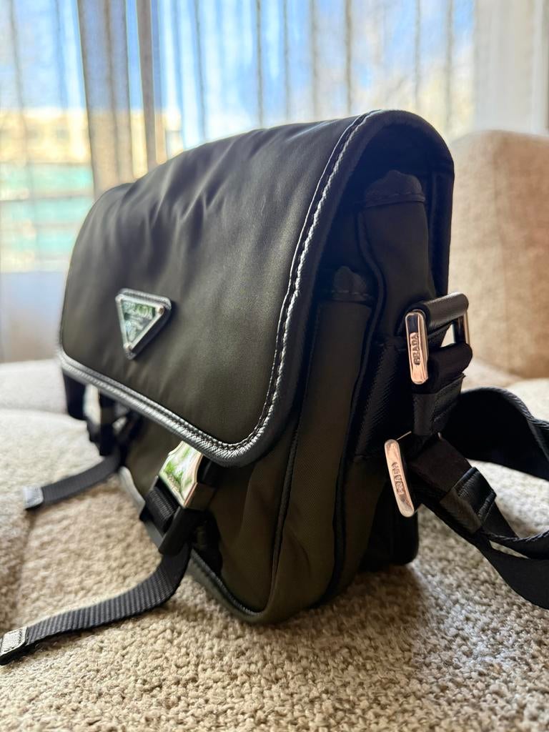 Prada Re-Nylon & Saffiano Schoudertas Heren, Sieraden, Tassen en Uiterlijk, Tassen | Rugtassen, Nieuw, Overige merken, 25 tot 40 cm