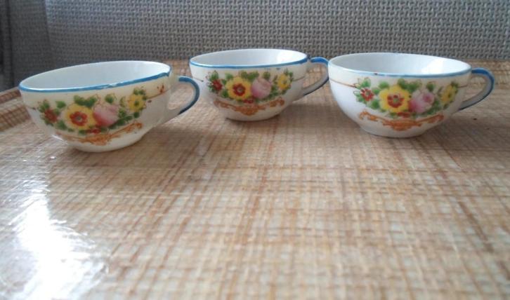 Kinderserviesje onderdelen. 3 kopjes. Jaren '50. Porselein., Verzamelen, Speelgoed, Zo goed als nieuw, Ophalen of Verzenden