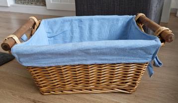 Rieten mand met blauwe bekleding * d beschikbaar voor biedingen