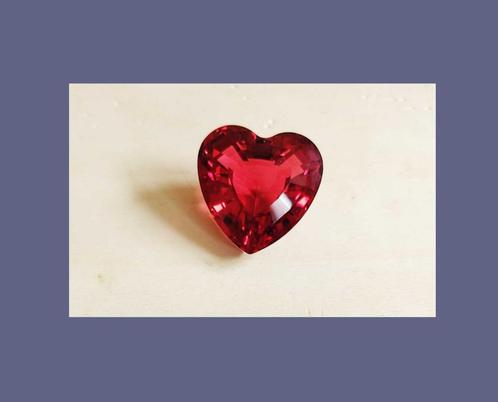 Swarovski Hart Rood met doos echtheids-logo op hart, Verzamelen, Swarovski, Zo goed als nieuw, Figuurtje, Ophalen of Verzenden