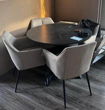 Marmeren Tafel + 5 Stoelen (beschadigd) beschikbaar voor biedingen