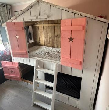 Boomhut bed van steigerhout beschikbaar voor biedingen