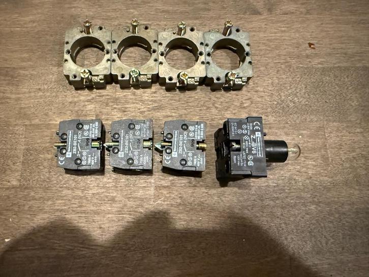 Diverse Schneider drukknoppen, Hobby en Vrije tijd, Elektronica-componenten, Gebruikt, Ophalen of Verzenden