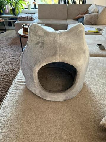 Kattenmand beschikbaar voor biedingen