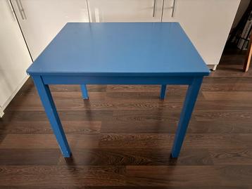 Kindertafeltje beschikbaar voor biedingen