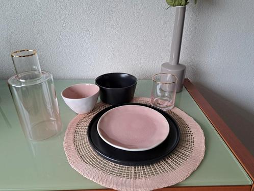 Zwart roze servies, Huis en Inrichting, Keuken | Servies, Zo goed als nieuw, Bord(en), Ophalen