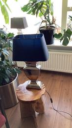 Mooi grote lamp, zilver kleurige poot, met donker blauwe kap, Huis en Inrichting, Lampen | Tafellampen, Ophalen of Verzenden, Zo goed als nieuw