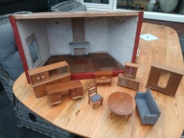 antiek poppenhuis beschikbaar voor biedingen