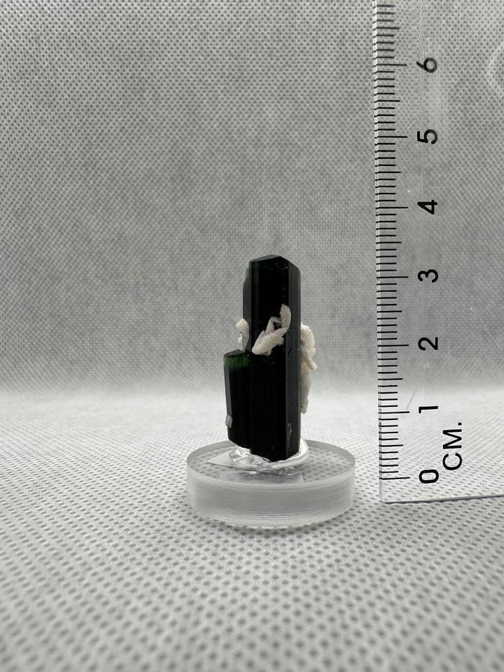 Green cap toermalijn met albiet, Verzamelen, Mineralen en Fossielen, Mineraal, Ophalen of Verzenden