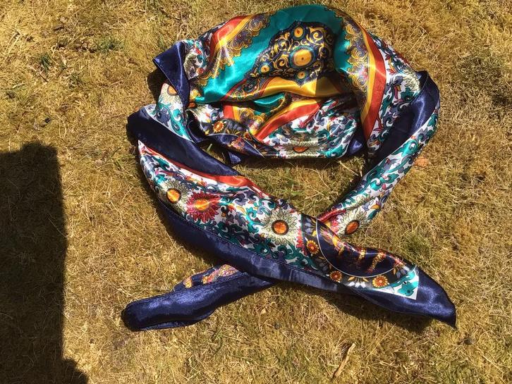 Grote kleurrijke satijnen sjaal, Chinese draken., Kleding | Dames, Mutsen, Sjaals en Handschoenen, Zo goed als nieuw, Sjaal, Maat 46/48 (XL) of groter