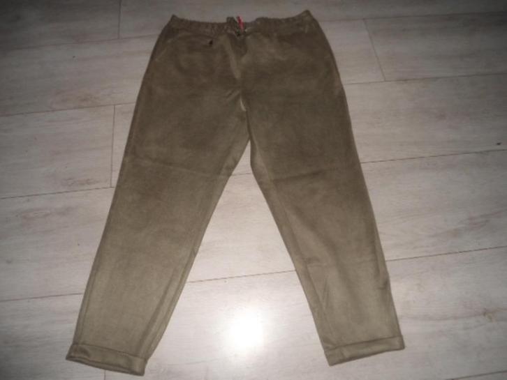 NIEUWSTAAT! Miss E Studio; Suede-look crop broek; maat 46, Kleding | Dames, Broeken en Pantalons, Zo goed als nieuw, Maat 46/48 (XL) of groter