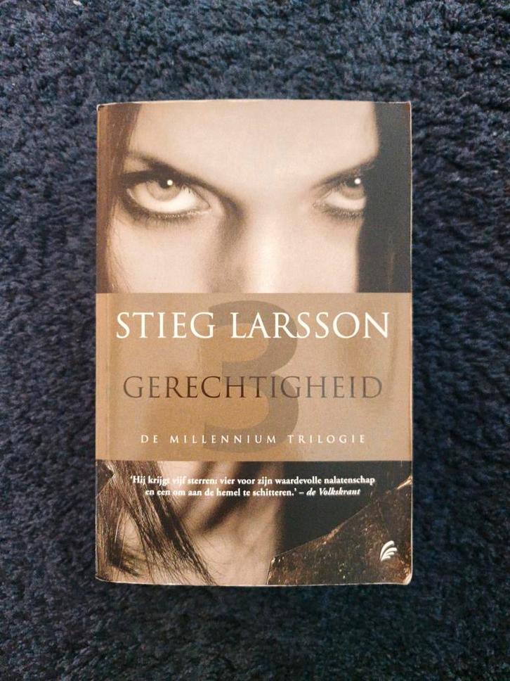 Stieg Larsson - Gerechtigheid, Boeken, Thrillers, Gelezen, Scandinavië, Ophalen of Verzenden