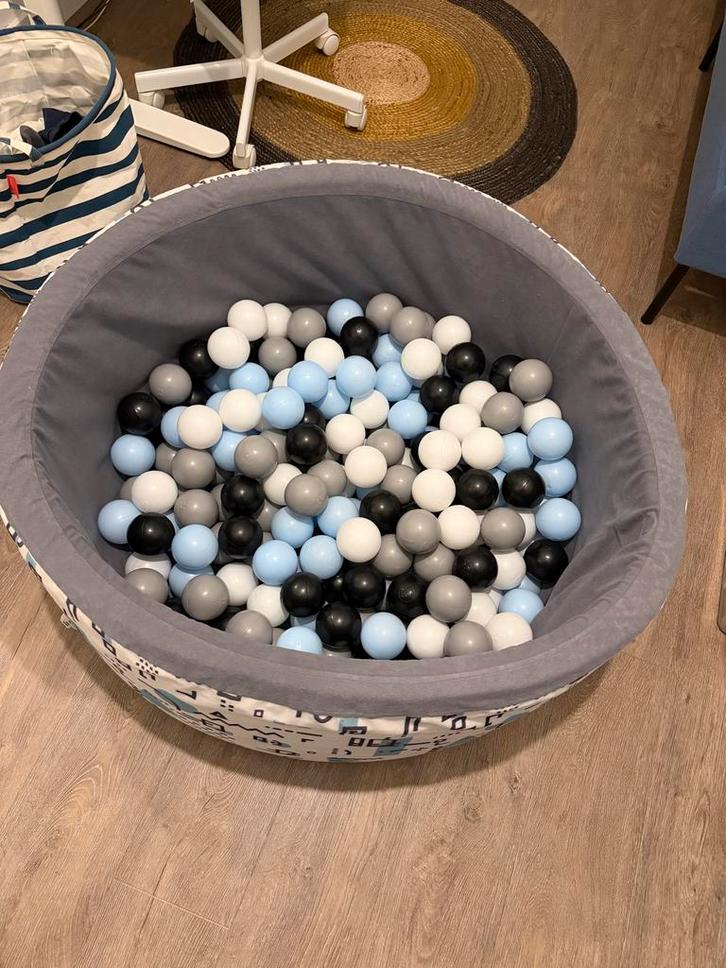 Ballenbak met 200 ballen - Zo goed als nieuw!, Kinderen en Baby's, Speelgoed | Speelkleden, Zo goed als nieuw, Ophalen