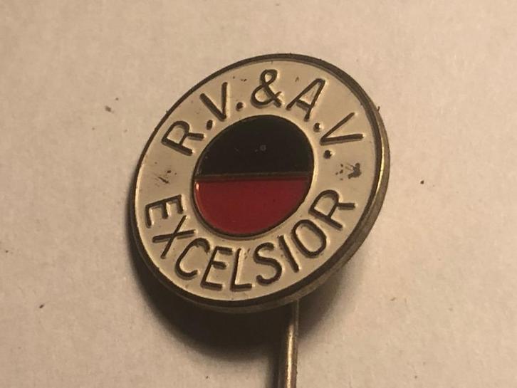 Metalen R.V. & A.V. EXCELSIOR VOETBALCLUB Speld (Rood/Wit)., Verzamelen, Speldjes, Pins en Buttons, Zo goed als nieuw, Speldje of Pin