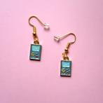 Goudkleurige oorbellen met Adventure Time BMO hangertjes, Overige materialen, Verzenden, Nieuw, Knopjes of Stekers
