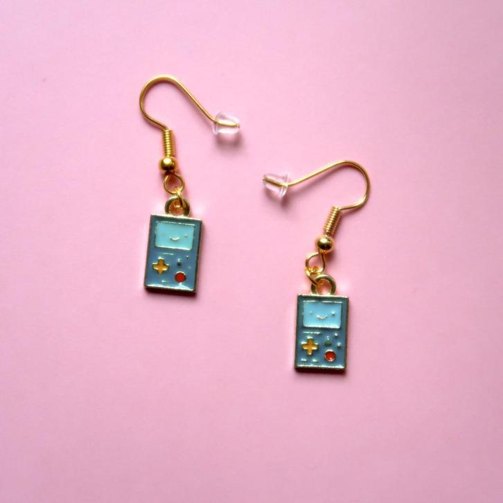 Goudkleurige oorbellen met Adventure Time BMO hangertjes, Sieraden, Tassen en Uiterlijk, Oorbellen, Nieuw, Knopjes of Stekers