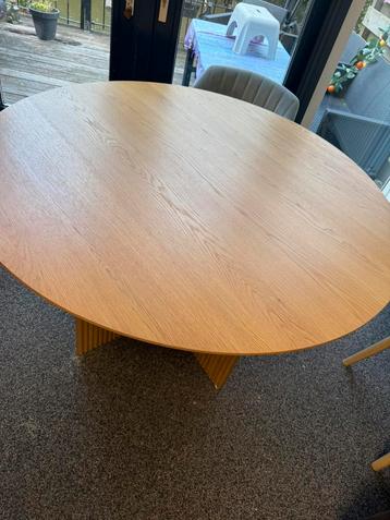 Eettafel beschikbaar voor biedingen