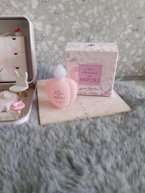 parfumminiatuur met doosje un amour de patou by jean patou, Verzamelen, Parfumverzamelingen, Zo goed als nieuw, Miniatuur, Gevuld
