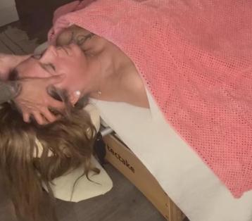 Massage : nek, schouders, borst en hoofd. beschikbaar voor biedingen