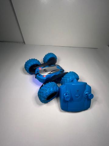 Bestuurbare auto met lichtjes beschikbaar voor biedingen