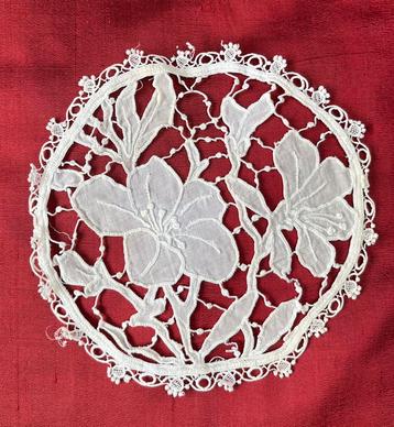 3 antieke gekantkloste kleedjes, Brugge beschikbaar voor biedingen