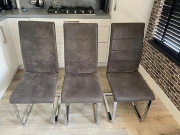 3 eetkamerstoelen beschikbaar voor biedingen