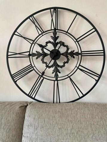 Wandklok met Romeinse Cijfers beschikbaar voor biedingen