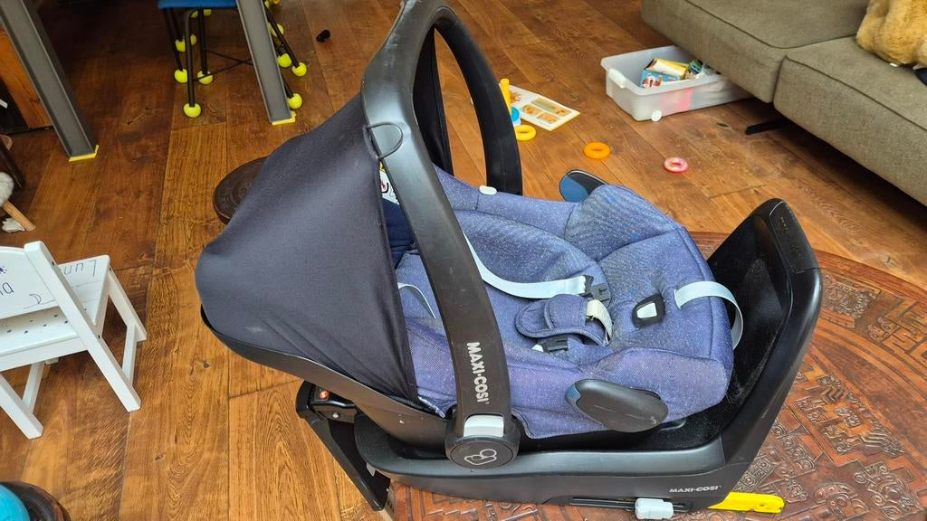Maxicosi + newborn inzet + isofix, Ophalen, Gebruikt, Isofix, 0 t/m 13 kg