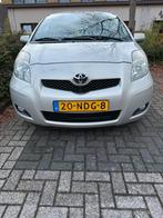 Toyota Yaris 1.3 16V Vvt-i 3DR 2010 Beige AUTOMAAT, Auto's, Euro 5, Stof, Elektrische ramen, 4 cilinders