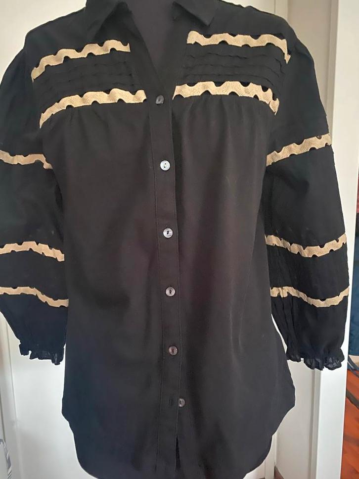 Zwarte blouse maat 40 met roesjes, Kleding | Dames, Overige Dameskleding, Zo goed als nieuw, Ophalen of Verzenden