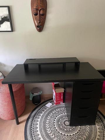 Zwart bureau beschikbaar voor biedingen
