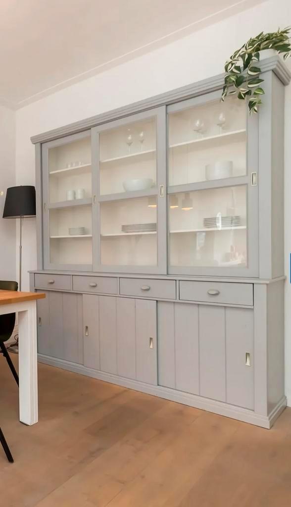 Mooie grote grijze servieskast., Huis en Inrichting, Kasten | Vitrinekasten, Zo goed als nieuw, 200 cm of meer, 150 tot 200 cm
