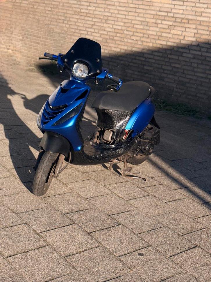 Zip carbon look, Fietsen en Brommers, Scooters | Piaggio, Gebruikt, Zip, Maximaal 45 km/u, Benzine, Ophalen