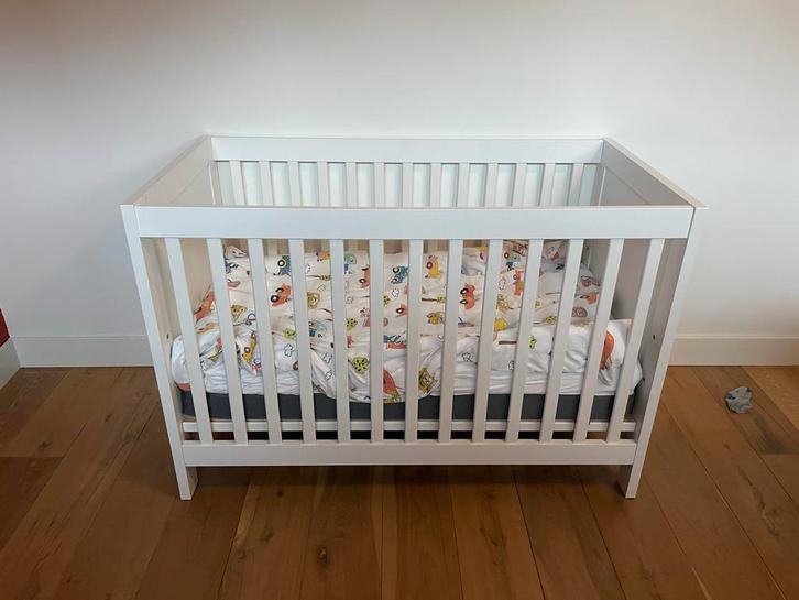 Solide kinderbed met matrassen en beddengoed, Kinderen en Baby's, Babywiegjes en Ledikanten, Zo goed als nieuw, Ophalen