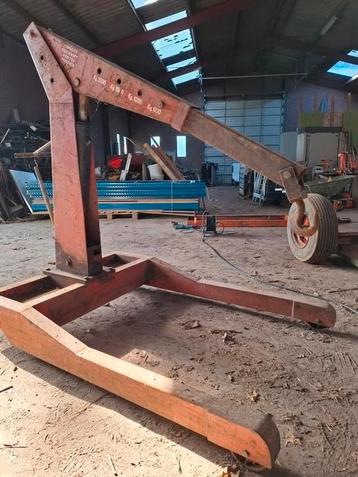 Oude, maar degelijke, motor/garagetakel beschikbaar voor biedingen