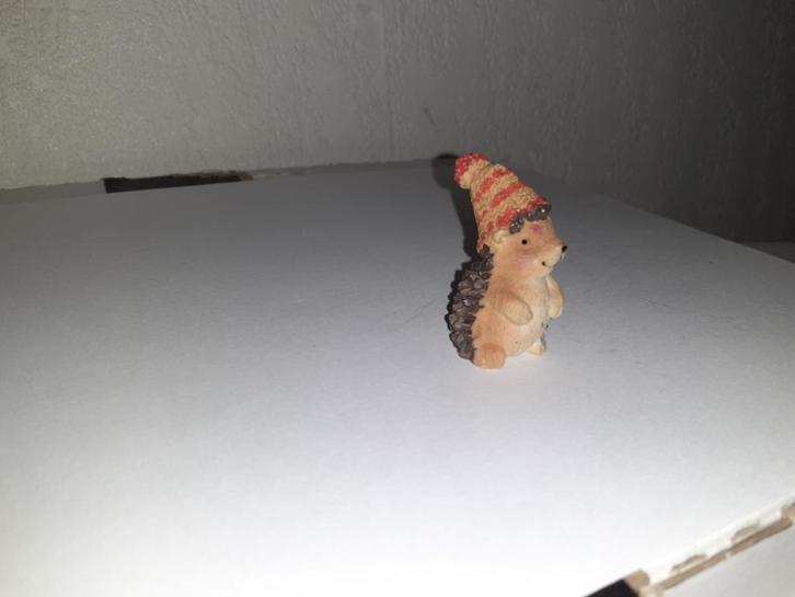 Egeltje met ijsmuts, dierfiguur 4 cm, Verzamelen, Dierenverzamelingen, Gebruikt, Beeldje of Figuurtje, Overige soorten, Ophalen of Verzenden