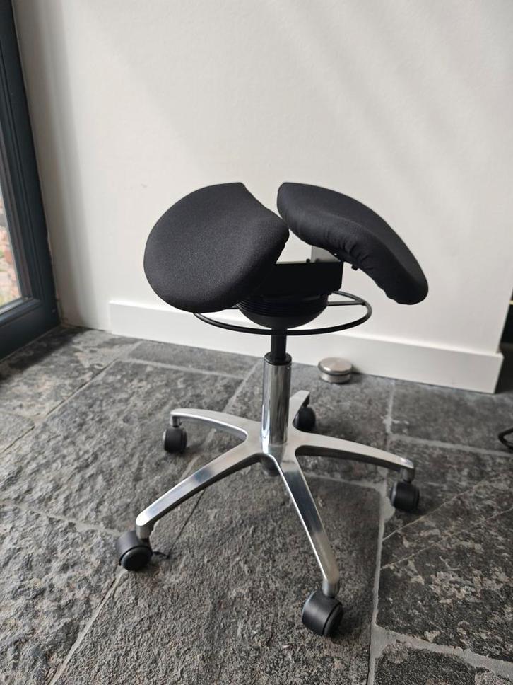 Zadelkruk met split zit, Huis en Inrichting, Bureaustoelen, Zo goed als nieuw, Bureaukruk, Zwart, Ophalen of Verzenden