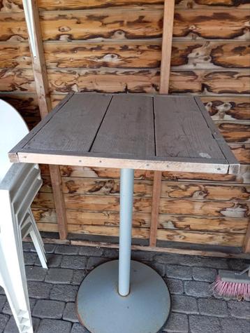 Houten statafel met metalen voet beschikbaar voor biedingen