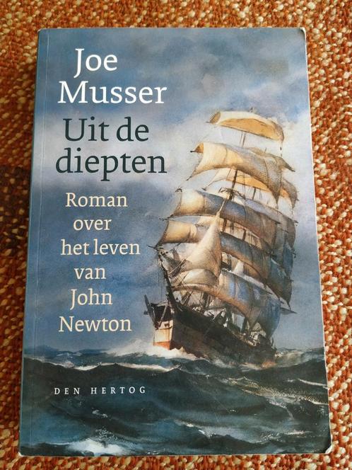 Uit de diepten - Joe Musser - John Newton Roman, Boeken, Godsdienst en Theologie, Gelezen, Christendom | Protestants, Ophalen of Verzenden