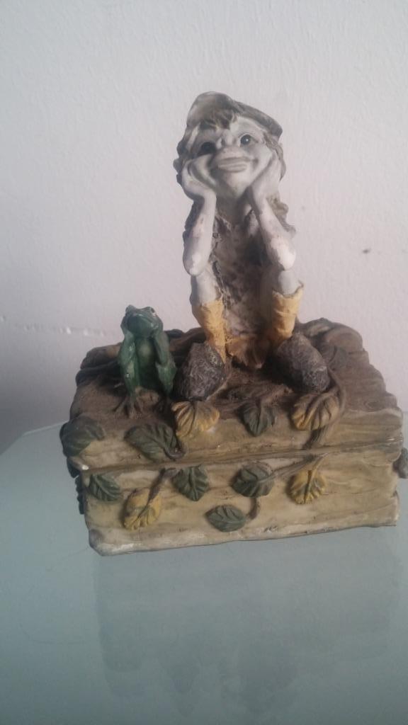 Laaf met kikker op een oud deksel doosje, Verzamelen, Beelden en Beeldjes, Zo goed als nieuw, Laaf, Ophalen of Verzenden