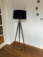 Staande vloerlamp driepoot zwart met lampenkap, Ophalen, Zwart, modern, hotel chique, Zo goed als nieuw, Metaal