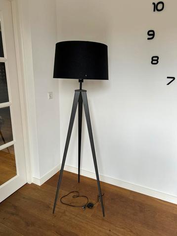 Staande vloerlamp driepoot zwart met lampenkap beschikbaar voor biedingen