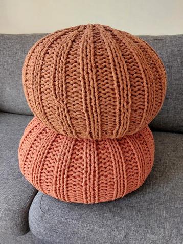2x Gebreide poef  beschikbaar voor biedingen