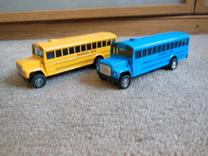 2 x SCHOOLBUS (Amerika) - 1:64 -, Hobby en Vrije tijd, Modelauto's | Overige schalen, Auto, Ophalen of Verzenden