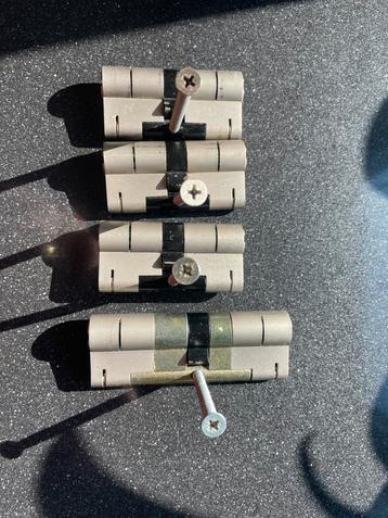 Veiligheidssloten M & C met kerntrekbeveiliging. beschikbaar voor biedingen