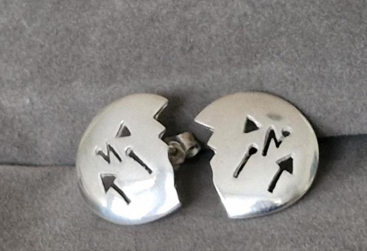 Zilveren oorbellen met uniek design, Sieraden, Tassen en Uiterlijk, Oorbellen, Zo goed als nieuw, Knopjes of Stekers, Zilver, Zilver