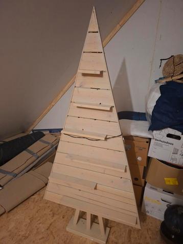 Houten kerstboom beschikbaar voor biedingen