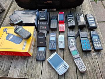 VINTAGE MOBIELE TELEFOONS WERKEND MOTOROLA ERICSSON  beschikbaar voor biedingen